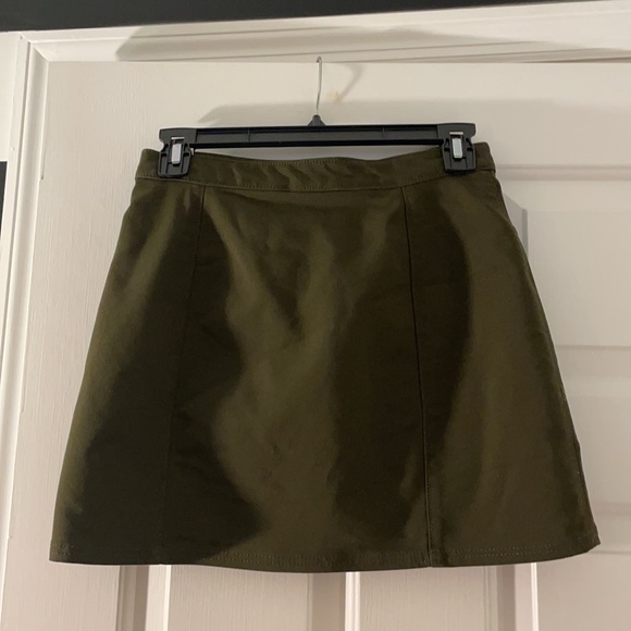 Green fitted mini skirt - Picture 2 of 2